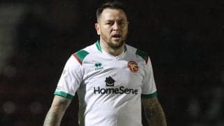 「幼稚だ」相手のFKを邪魔した33歳がわずか17秒で2枚のイエローカードを貰って退場「意地になったのか」