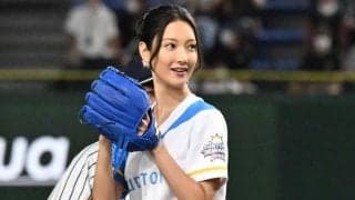 お尻突き出す“挑発”受けた「笑顔が素敵」　9頭身の菜々緒が「めちゃくちゃいい球」