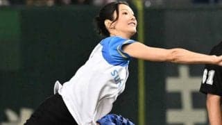 「俯いた顔の美しさ…」　野球ボール握る女優の“真剣な表情”に驚き「眼差し素敵」