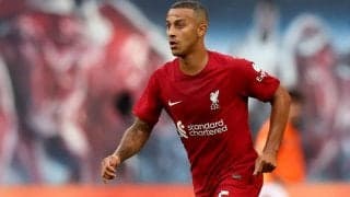 「気を付けて！」中盤に離脱者続出のリバプールファンがチアゴのハードトレーニングに心配「一歩間違えたら足首やりそう」