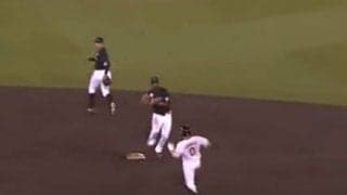 地を這う“片手美技”→しれっとキャノン　奇跡の合体技が「めちゃくちゃ芸術的」