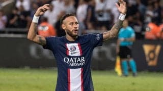 ネイマールにはバスケットゴールのサイズで十分！フリースタイルフットボーラーとの撮影で“スゴ技”披露「やっぱり天才」