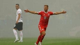 「天才かよ…」バイエルンのキミッヒが「意表を突く低弾道FK」を決める! チームはフランクフルトを6-1で粉砕