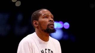 新宿区の公園の写真を投稿したデュラント…彼のロゴが入ったコートが確認される