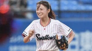 豪快足上げ“大失敗”で恥ずかしそう　場内爆笑…“白パンツ”22歳モデルの赤面一球