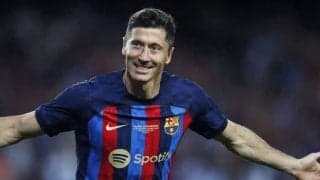 「なんだこれは」レバンドフスキが高難度の技術で「カンプ・ノウ初得点」! GKをかわして”0角度”の位置からネットを揺らす