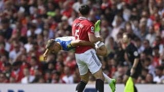 「三笘薫のライバルFW」vs「イングランド代表DF」のやり合いが「相撲とってる」と話題に！ プレミア開幕戦で起きた”激しい攻防”