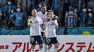 横浜FMサポの試合前コレオに「圧巻」「等々力がどよめいた」と川崎サポが絶賛！ 「2022シャーレ」を掲げて「強力な援護射撃」！