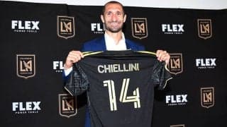 解説も思わず「バレーボール」と表現…頭上を越されたDFキエッリーニが思わず“大胆ブロック”「腹抱えて笑った」