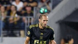 「いつの間にバレーボール選手に」キエッリーニがリーグ戦で「仰天ハンド」！ 大胆行動も世界中のサッカーファンを笑顔にする