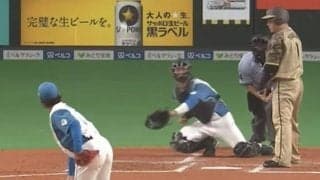 俯いて「必死に笑いをこらえる山川」　無意識で空振りしかけた“奇襲”が「なんだこれ」