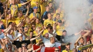 「グロテスクな行為」デンマーク名門のサポが衝撃の蛮行…スタジアムの椅子を破壊しピッチへ投げる