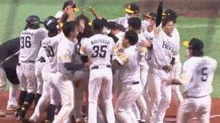 鷹、今季2度目のサヨナラ勝ち！　周東が劇的な決勝弾、今宮が3安打2打点