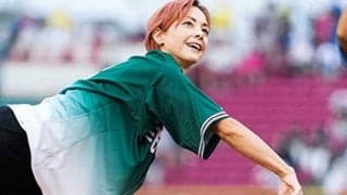 頭の位置まで豪快足上げ「綺麗だなぁ」　土屋アンナさんの躍動一球が「まじで好き」