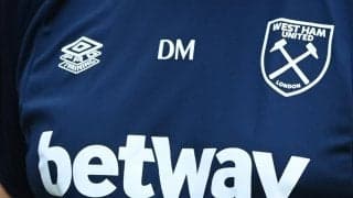 ウェストハムサポがピッチへ金の雨を降らす、オファーを断ったリンガードへ大量投擲も「ナンセンス」と非難続出