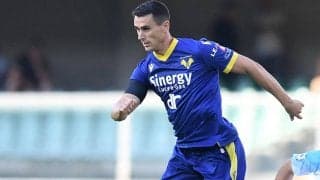 ゴールを祝おうとしただけなのに…ヴェローナFWが味方のエルボー顔面直撃で出血ノックアウトの不運