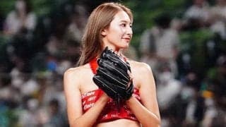 真っ赤なビキニ＆ショーパンから豪快投球　レースクイーンが地元で念願始球式