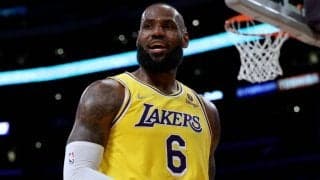 レブロン・ジェームズ、レイカーズと2年約131億円の延長契約に合意…2年目はPOに