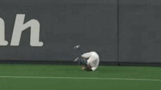 何も恐れぬ激突好捕が「これは執念」　長打ぶん捕る“魔術師”にファン驚愕