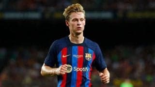 ｢スーパー・フレンキー｣!! バルセロナのオランダ代表MFが雨中で披露した超絶スキルが話題に! 劣悪なピッチでもDFをかわした｢超絶切り返し｣