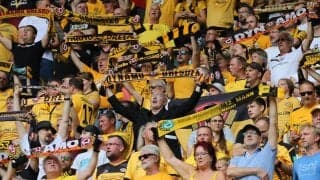 それスタジアムでやる!? ドイツで試合中に全13段のプラカップタワーに挑戦、試合以上に注目集めた結末は!?