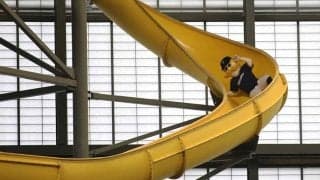 【MLB】敵地の滑り台で“8箇所骨折”　のたうち回ったキャスター…約400万再生の超話題に