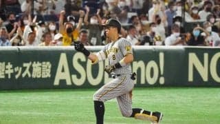 巨人外野陣も慌てた…佐藤輝、徒歩からの“一瞬で三塁到達”が「走力どうなってんの」