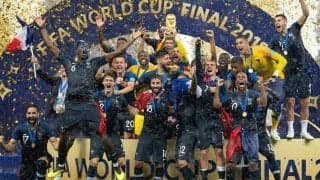 凱旋門や革命のシーンも、フランスのW杯用アウェイユニは白基調のグラフィックデザインか