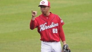 二塁の美技なのに「菊池ではないだと!?」　名手に負けぬ“忍者キャッチ”が「うまい」