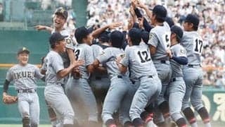 仙台育英が悲願の甲子園初制覇。流れを引き寄せた「積極采配」と記録に表れない「攻撃的守備」