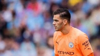 「嫉妬してしまう」マンC・エデルソンの”パントキック練習”、あまりにも精度が高すぎて「信じられない」と話題に! 現代型GKが見せた衝撃のキック精度