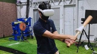 VRゴーグルを着けての素振りで打撃強化　画期的トレーニング施設に“潜入”