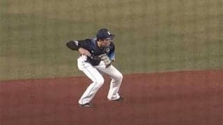 捕ってから速すぎて二塁手が「間に合ってない」　名手の“職人芸”にファン仰天