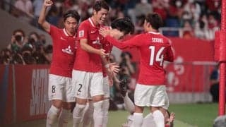 ゴールに沸く浦和、歓喜の輪に集まる中で漫画のように両足揃えて転ぶ選手が…