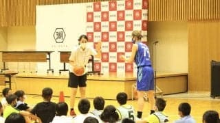 湖池屋が中川聴乃さんと東京羽田ヴィッキーズとともにバスケットボール教室を開催