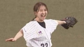 スカートお構いなしの“超豪快足上げ”　頭より高い女子アナの軟体にスタンド騒然