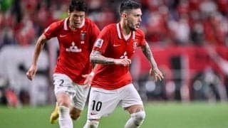 「なにこの胸キュン展開」浦和MFモーベルグがカメラマンに「恩返し撮影」！ 試合後のピッチで見せた「素敵過ぎる」行動