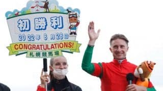 フランスのテオ・バシュロ騎手がWASJ最終戦でJRA初勝利 馬上で大きくガッツポーズ