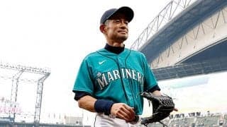 イチローに女性ファンが大興奮　客席で接触→12年越しの粋な演出に米反響「超可愛い」