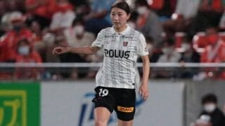 「あまりに可愛くてニヤケちゃう」「モデルやね」浦和L・塩越柚歩のリゾート感溢れるオフショットが話題「笑顔が最高」