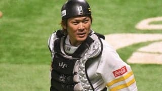 二塁へ突き刺す爆肩“甲斐キャノン”は「捕ってから速すぎる」　超速握り替えに驚愕