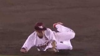 「次世代の菊池涼介」　松井裕もハグした超絶美技コンボは「この体勢からすごい」