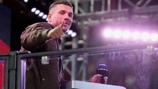 「夢あるな」「2ショット熱い」ポドルスキが「Yokoso」、新加入の奥抜侃志を歓迎し肩組み2ショット…カップ戦でいきなりベンチ入り