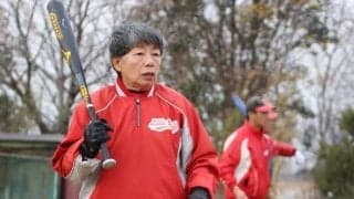 82歳“おばちゃん”が辣腕振るう少年野球チーム　部員130人の大所帯…なぜ人気？