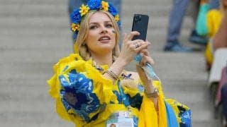 「美しすぎる」「信じられない」ジンチェンコの話題の妻が娘とお揃いのドレスで1歳の誕生日を改めて祝う「家族みんなが可愛い」