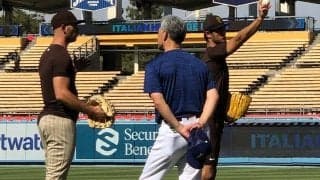 【MLB】ダルビッシュ、侍ジャパン吉井コーチと再会し談笑　右肘の動きを見せる場面も