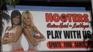 セクシーコスチュームが有名な『フーターズ』がジュニアチームのスポンサー契約も現地で波紋…FAの規則違反に