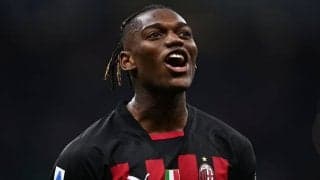 「なんちゅう大きさやねん」ミラノダービーで披露された、ミランサポーターによる”巨大コレオ”が「分かりやすい煽り!」と話題! 