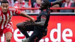 「幽霊につまずいたのかな」守備側のダイブ？バイエルンDFが抜かれた後に派手な転倒「新しい遊び」