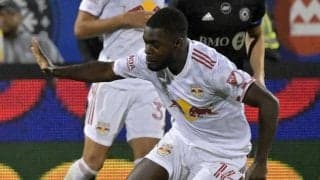 怒って蹴ったボールが女性ファン直撃　米サッカー選手に非難の声「最低な行為だ」